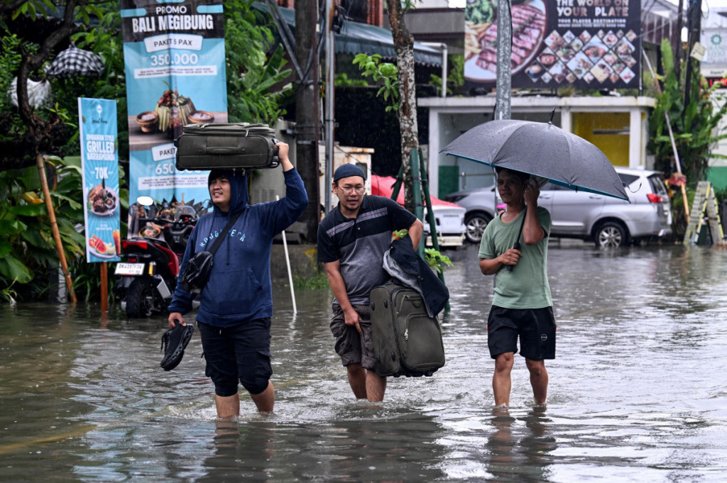 BMKG mencatat delapan provinsi berstatus siaga cuaca ekstrem, termasuk Bali . Prakirawan BMKG Yuyun mengingatkan masyarakat untuk waspada terhadap potensi hujan petir di Kota Denpasar.