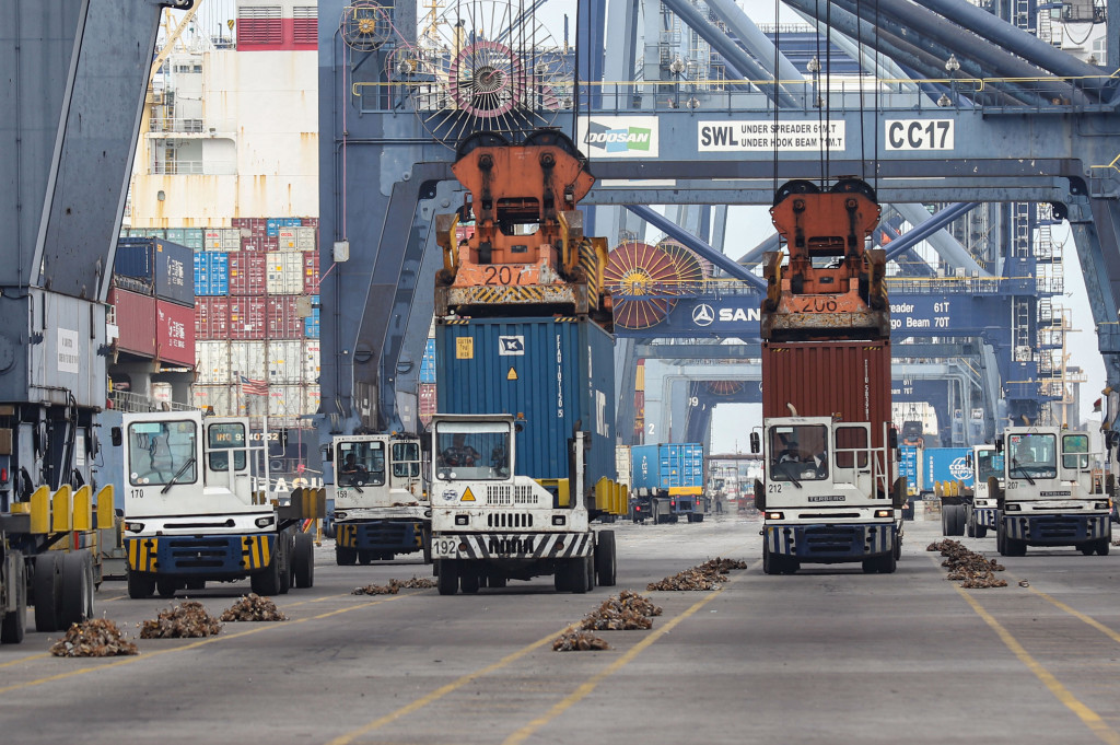 Aktivitas bongkar muat peti kemas di Jakarta International Container Terminal, Jakarta, Selasa, 24 Februari 2026. 