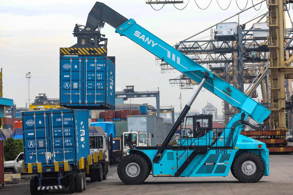 Dalam skema tarif resiprokal tersebut, Amerika Serikat memberikan tarif 0 persen terhadap 1.819 pos tarif produk Indonesia. Fasilitas ini mencakup komoditas unggulan seperti minyak sawit, kopi, kakao, rempah-rempah, karet, komponen elektronik, hingga komponen pesawat terbang.