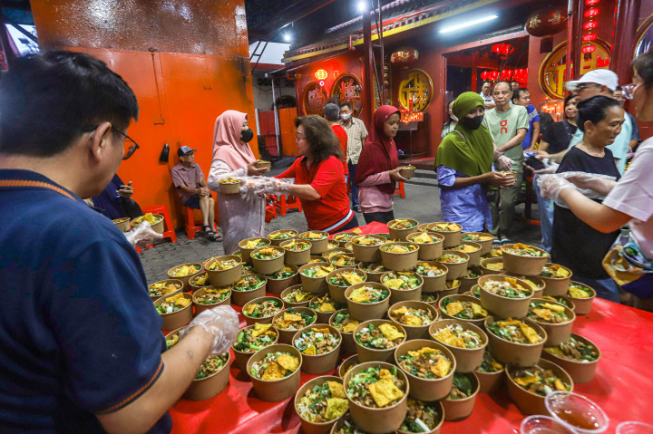 Warga antre mengambil makanan dan minuman untuk berbuka puasa di Wihara Dharma Bakti, Jakarta, Selasa, 24 Februari 2026. 