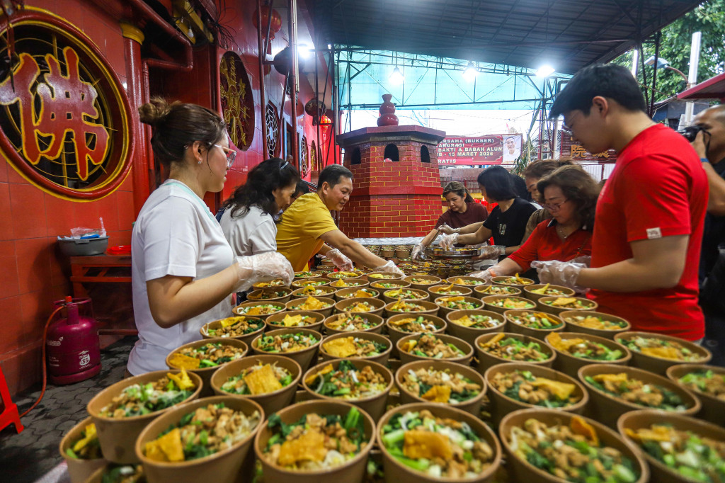 Wihara Dharma Bakti membagikan 300 porsi menu takjil untuk berbuka puasa bagi umat muslim dan warga sekitar pada 23 Februari hingga 15 Maret 2025. 
