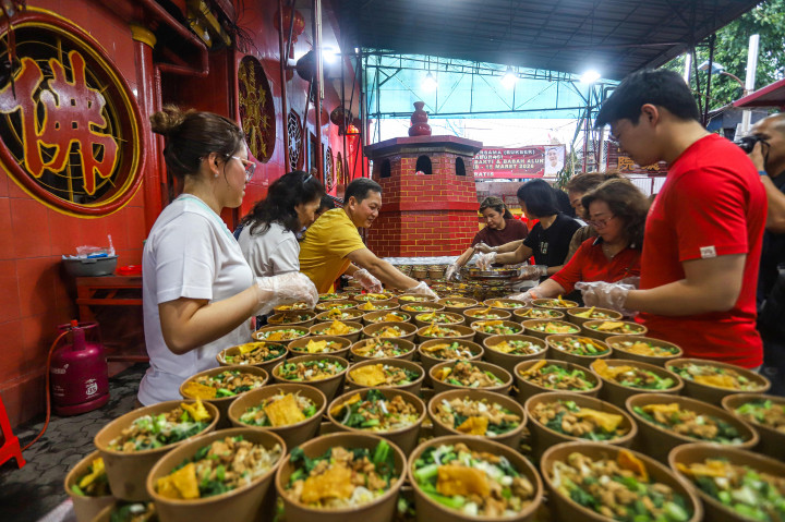Wihara Dharma Bakti membagikan 300 porsi menu takjil untuk berbuka puasa bagi umat muslim dan warga sekitar pada 23 Februari hingga 15 Maret 2025. 
