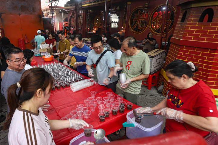 Kegiatan yang berkolaborasi dengan Babah Alun itu dilakukan sebagai wujud toleransi antarumat beragama.