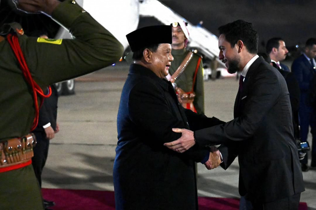 Setibanya di Bandar Udara Militer Marka, Presiden Prabowo langsung disambut hangat oleh Putra Mahkota Kerajaan Yordania Hasyimiah, Prince Al Hussein bin Abdullah II. 