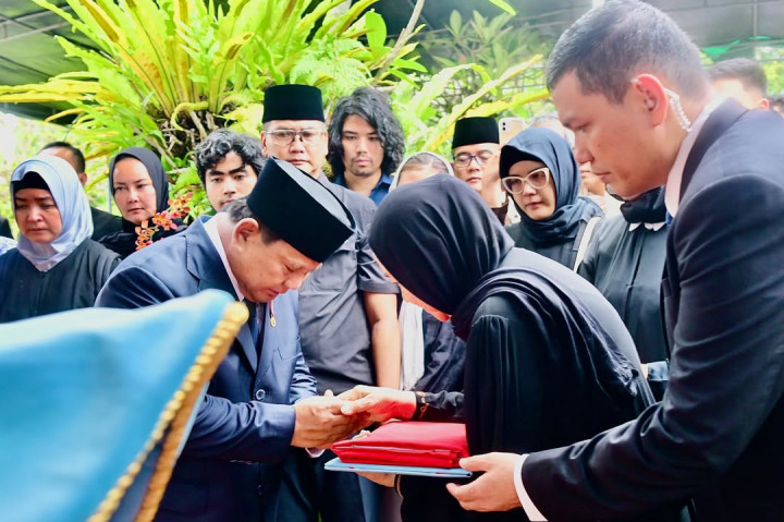 Presiden Prabowo mengiringi dari belakang peti jenazah. Dengan diselimuti bendera Merah Putih, peti jenazah tersebut diangkat oleh anggota TNI menuju tempat peristirahatan terakhir.
