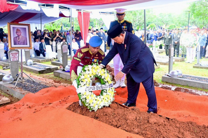 “Saya Presiden Republik Indonesia, atas nama negara, bangsa, dan Tentara Nasional Indonesia, dengan ini mempersembahkan ke persada Ibu Pertiwi jiwa raga dan jasa-jasa almarhum, nama Try Sutrisno, jabatan Wakil Presiden Republik Indonesia ke-6 periode tahun 1993-1998, Panglima ABRI periode 1988-1993, putra dari Bapak Subandi almarhum,” ujar Kepala Negara.