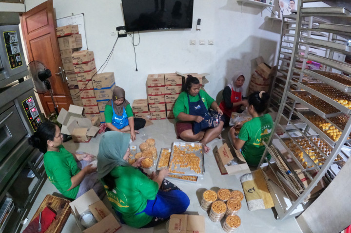 Para ibu rumah tangga berbagi tugas: ada yang mengaduk adonan, membentuk bulatan kecil, mengisi selai, hingga mengoleskan kuning telur sebelum dipanggang. Aktivitas itu bukan sekadar rutinitas produksi, melainkan ruang perjumpaan, tempat cerita dan tawa saling bertukar di sela pekerjaan. 