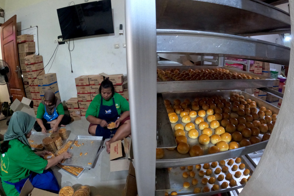 Usaha home industri kue nastar di kampung ini bermula dari inisiatif warga yang ingin menambah penghasilan keluarga. Berbekal oven rumahan dan peralatan sederhana, produksi dilakukan secara gotong royong. 