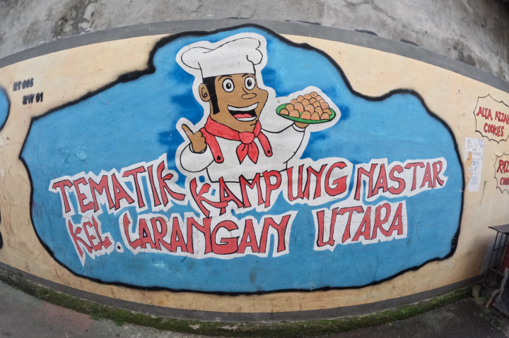 Di sudut permukiman padat di Kampung Nastar, Kecamatan Larangan, Kota Tangerang, Banten, gang-gang sempit yang hanya cukup dilalui satu sepeda motor menjadi saksi lahirnya sebuah usaha rumahan yang tumbuh dari dapur sederhana. 