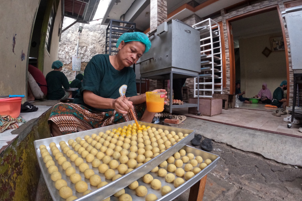 Aroma mentega dan selai nanas kerap menguar sejak pagi, menyusuri lorong-lorong kecil yang rapat oleh tembok rumah warga. Dari ruang terbatas itulah, sebuah harapan diracik bersama adonan kue.