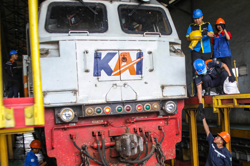 Pekerja melakukan pengecekan lokomotif di Depo Lokomotif dan Kereta Cipinang, Jakarta, Kamis, 26 Februari 2026. 