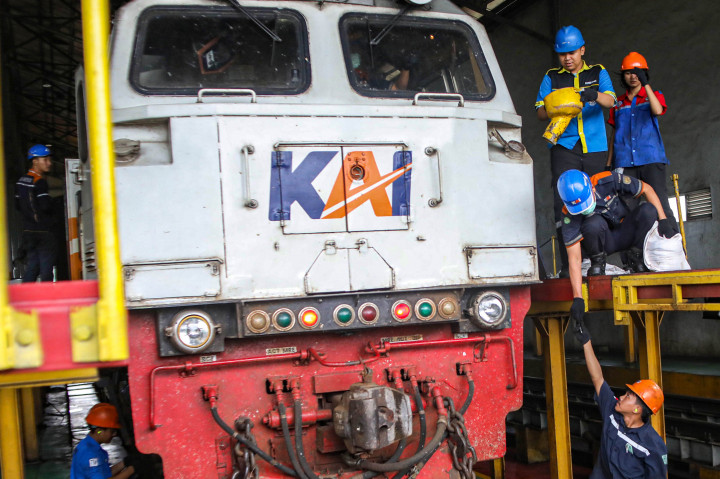 Pekerja melakukan pengecekan lokomotif di Depo Lokomotif dan Kereta Cipinang, Jakarta, Kamis, 26 Februari 2026. 