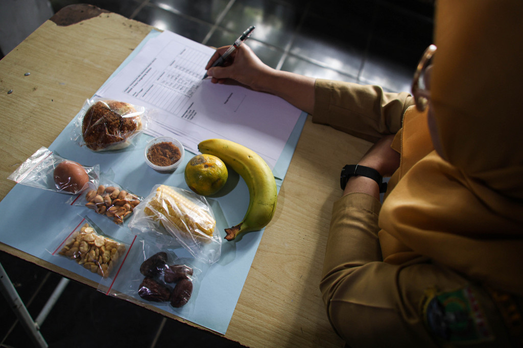Menanggapi menu MBG Ramadan yang menjadi sorotan karena diberikan kepada para pelajar dianggap tidak layak dan mendapat protes dari orang tua murid. Kepala Badan Gizi Nasional (BGN) Dadan Hindayana, meminta agar SPPG menyajikan menu yang lumrah dikonsumsi masyarakat meskipun dari segi gizi dan harga hampir sama agar tidak menimbulkan penilaian berbeda di masyarakat.