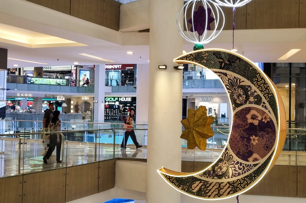 Hiasan bertema Ramadan di salah satu pusat perbelanjaan Jakarta, Minggu, 1 Maret 2026. 