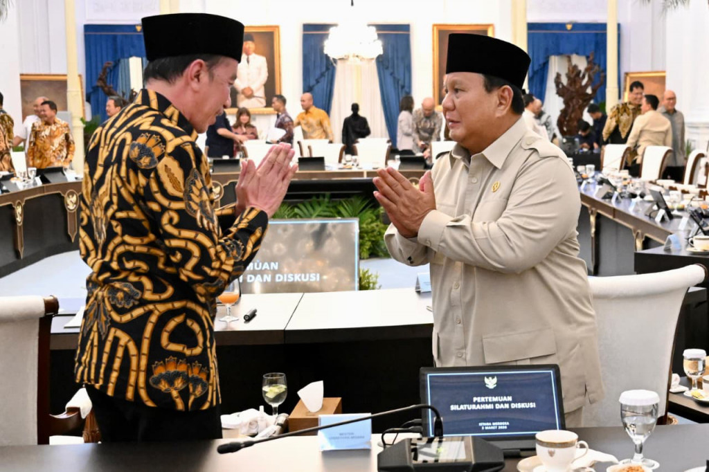 Turut hadir dalam silaturahmi dan diskusi tersebut adalah Presiden ke-6 RI Susilo Bambang Yudhoyono, Presiden ke-7 RI Joko Widodo, Wakil Presiden ke-13 RI Ma’ruf Amin, Wakil Presiden ke-10 dan ke-12 Jusuf Kalla, serta Wakil Presiden ke-11 RI Boediono. Turut hadir pula para mantan Menteri Luar Negeri, ketua umum partai koalisi, Ketua Umum Kadin Anindya Bakrie, Ketua Umum APINDO Shinta Widjaja Kamdani, Ketua Umum BPP HIPMI Akbar Himawan Buchari, serta sejumlah menteri Kabinet Merah Putih. 