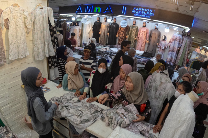 Pusat tekstil Pasar Tanah Abang dipadati pembeli pada minggu kedua Ramadan, Selasa, 3 Maret 2026. 
