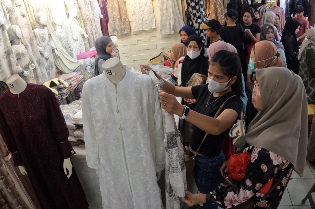 Aktivitas transaksi kain, busana muslim, dan perlengkapan Lebaran meningkat signifikan seiring mendekatnya Hari Raya Idulfitri. 