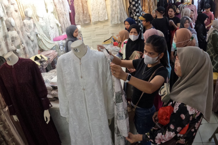 Aktivitas transaksi kain, busana muslim, dan perlengkapan Lebaran meningkat signifikan seiring mendekatnya Hari Raya Idulfitri. 