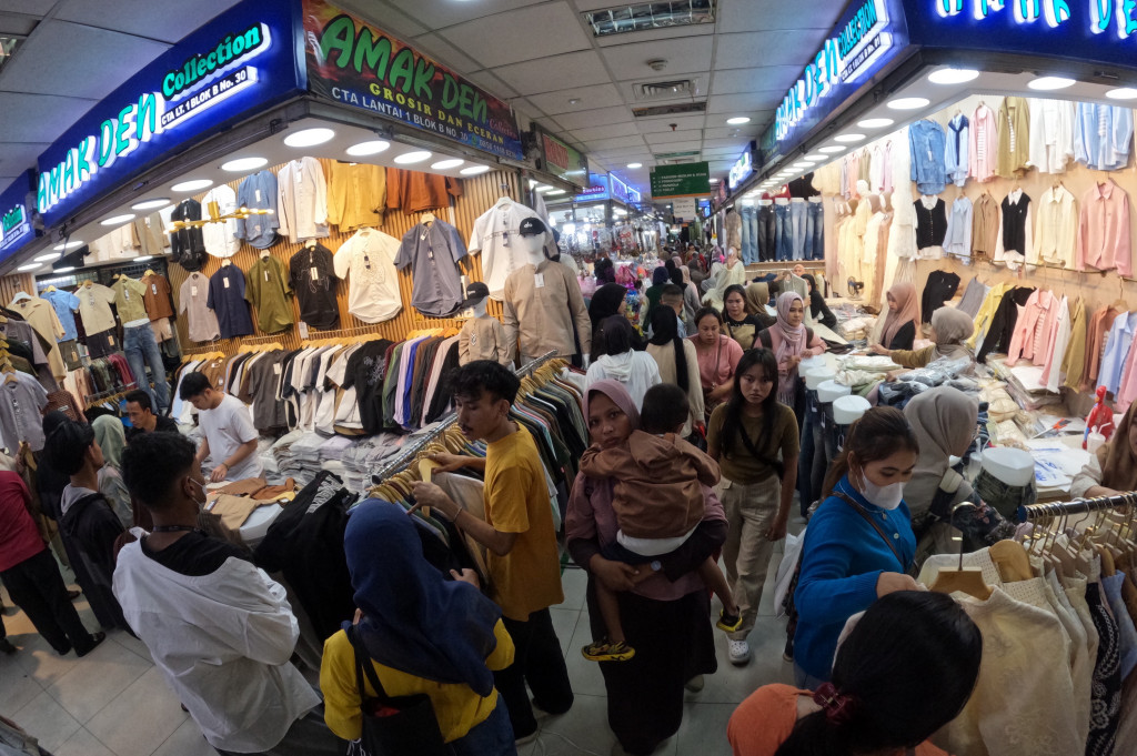 Pedagang mencatat lonjakan kunjungan sejak pagi hingga sore hari.