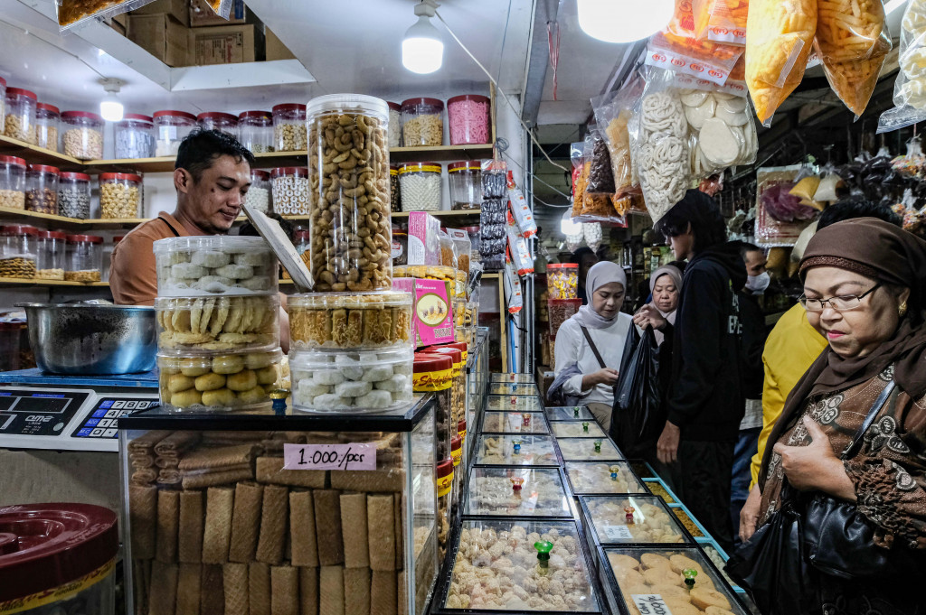 Keramaian transaksi jual beli kue kering dan makanan ringan di sentra penjualan kue kering di Pasar Jatinegara, Jakarta, Rabu, 4 Maret 2026. 