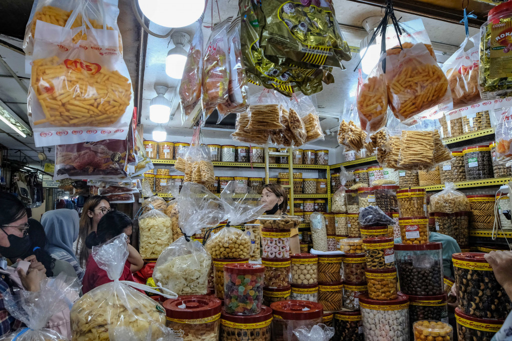 Memasuki pertengahan Ramadan, warga mulai antusias mempersiapkan kebutuhan Hari Raya Idulfitri dengan berburu kue kering di pasar tersebut. 