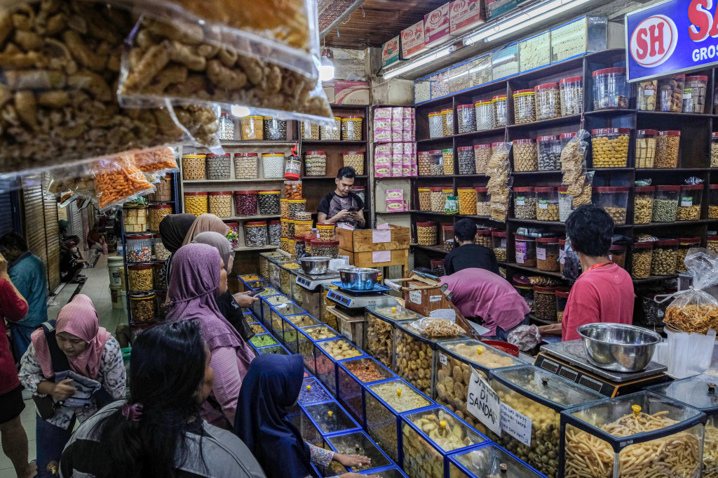 Beragam kue kering dijual, mulai dari kue nastar, kue kastengel, kue putri salju, kue cokelat, hingga kue lidah kucing serta jenis kue lainnya .