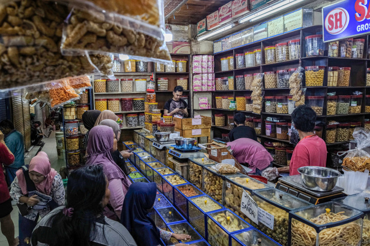 Beragam kue kering dijual, mulai dari kue nastar, kue kastengel, kue putri salju, kue cokelat, hingga kue lidah kucing serta jenis kue lainnya .