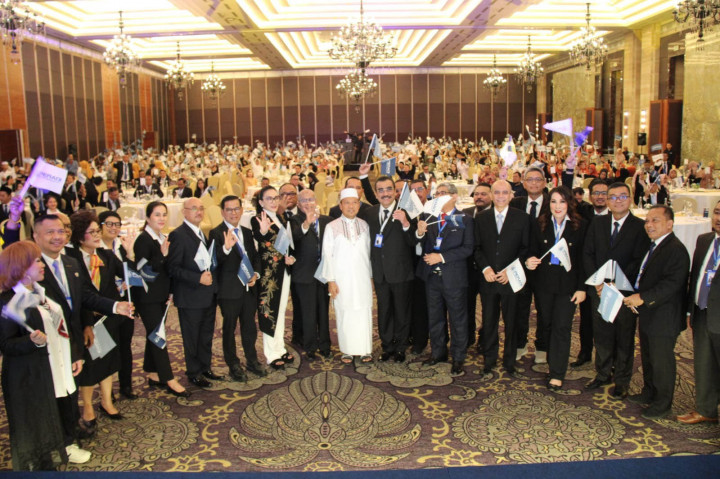 “PERADI PROFESIONAL atau PERADIPROF adalah organisasi profesi yang berbasis mutu, etika, dan karakter. PERADIPROF bukan sebagai kompetitor namun hadir sebagai jawaban atas kegelisahan kolektif kita semua. Kami hadir untuk memastikan bahwa profesi ini bermartabat dan tetap menjadi officium nobile—profesi yang mulia,” kata Harris.  