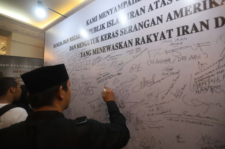 Warga membubuhkan tanda tangan pada petisi dukungan untuk Iran saat menghadiri acara doa bersama bagi para korban agresi Israel di Teheran. Kegiatan tersebut digelar di Kediaman Duta Besar Republik Islam Iran di Jakarta, Kamis, 5 Maret 2026.