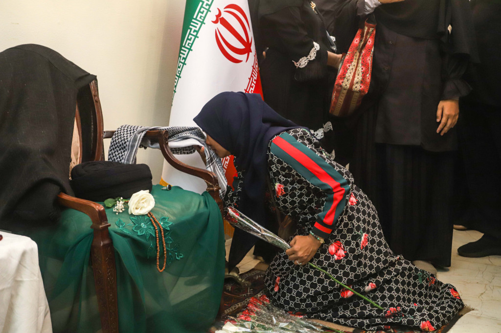 Dalam kesempatan itu, warga juga mencium salah satu penutup kepala milik almarhum Ayatullah Seyyed Ali Khamenei sebagai bentuk penghormatan saat menghadiri acara doa bersama tersebut.