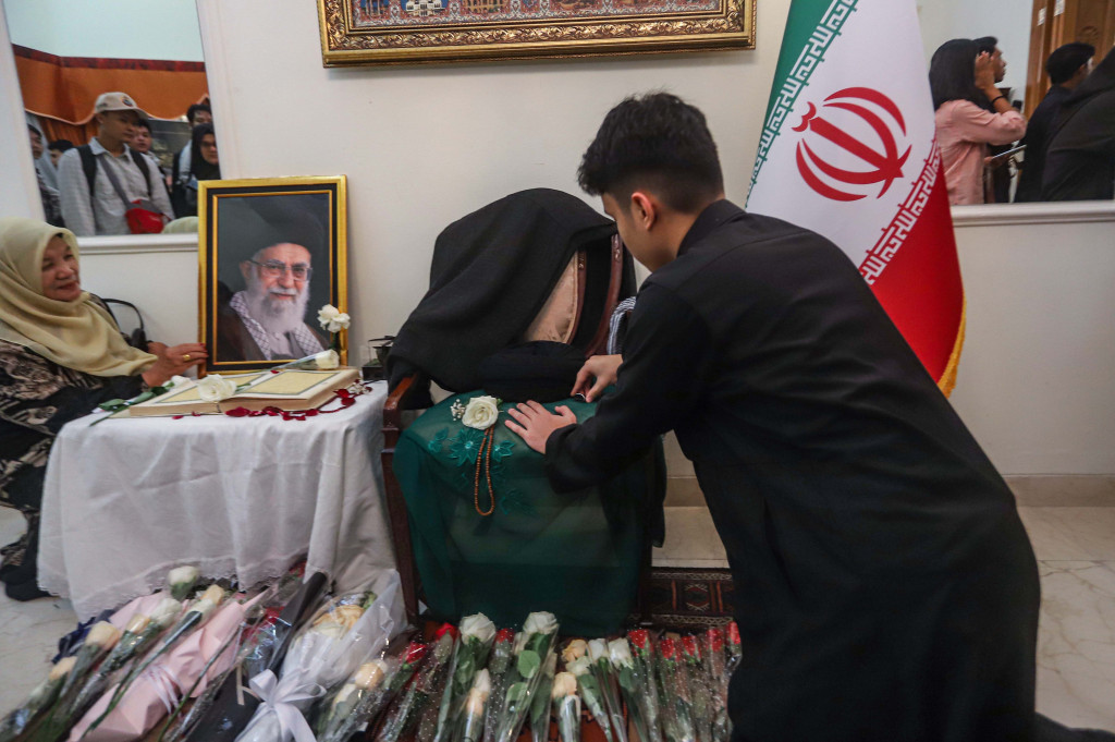 Selain itu, warga tampak berdoa di dekat foto almarhum Ayatullah Seyyed Ali Khamenei yang dipajang di lokasi acara. Doa bersama tersebut diselenggarakan sebagai bentuk solidaritas terhadap para korban agresi Israel di Teheran.