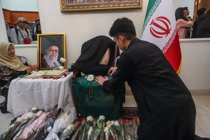 Selain itu, warga tampak berdoa di dekat foto almarhum Ayatullah Seyyed Ali Khamenei yang dipajang di lokasi acara. Doa bersama tersebut diselenggarakan sebagai bentuk solidaritas terhadap para korban agresi Israel di Teheran.