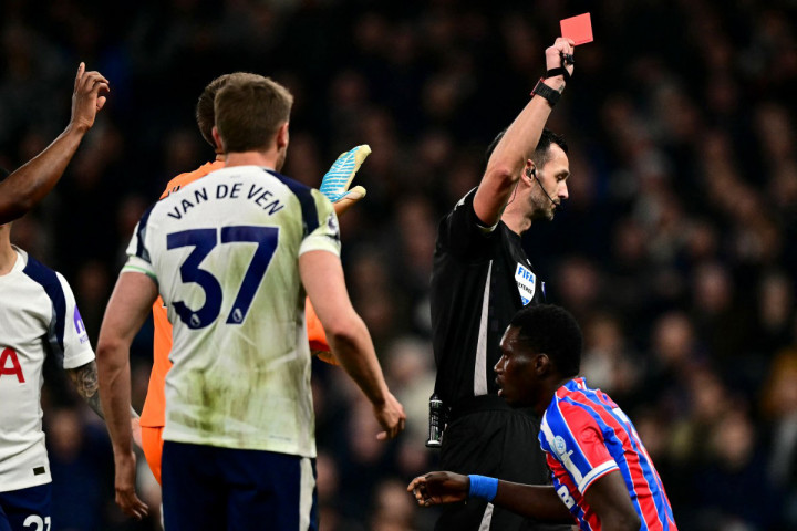 Tottenham harus bermain dengan 10 orang sejak menit ke-38 setelah bek tengah Micky van de Ven diganjar kartu merah langsung oleh wasit.