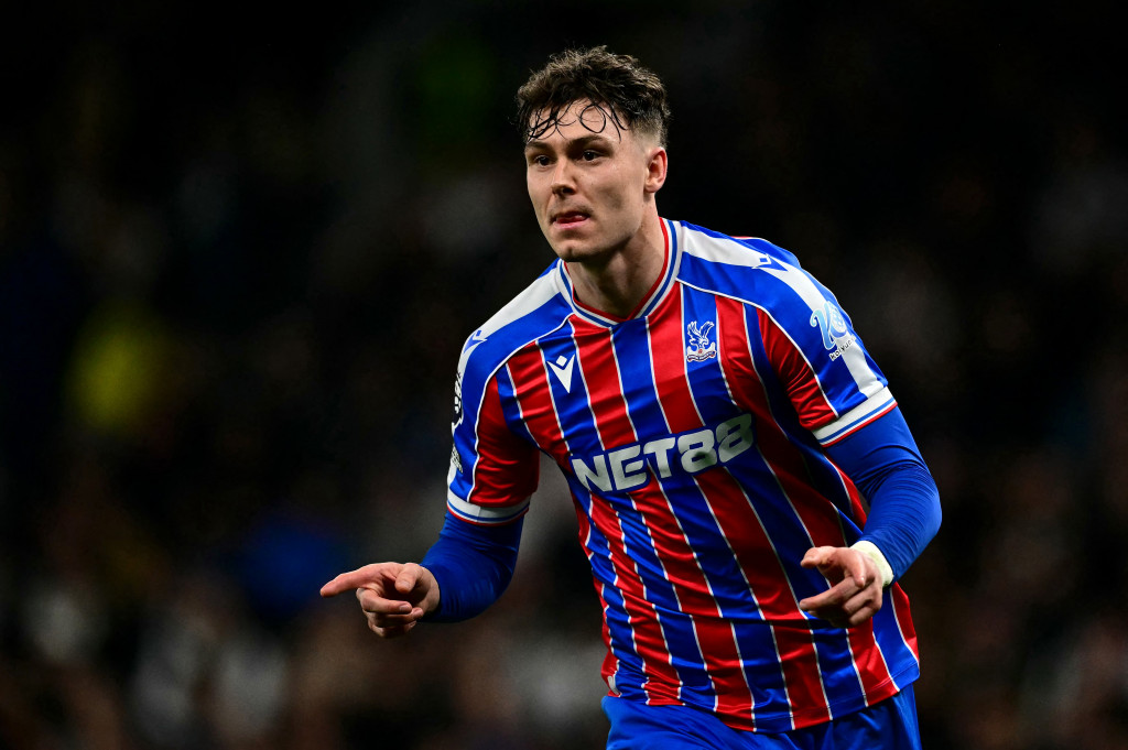 Surplus jumlah pemain dimanfaatkan betul oleh Palace yang balik unggul menjadi 2-1 pada menit 45+1 setelah umpan Wharton disambut Jorgen Strand Larsen.