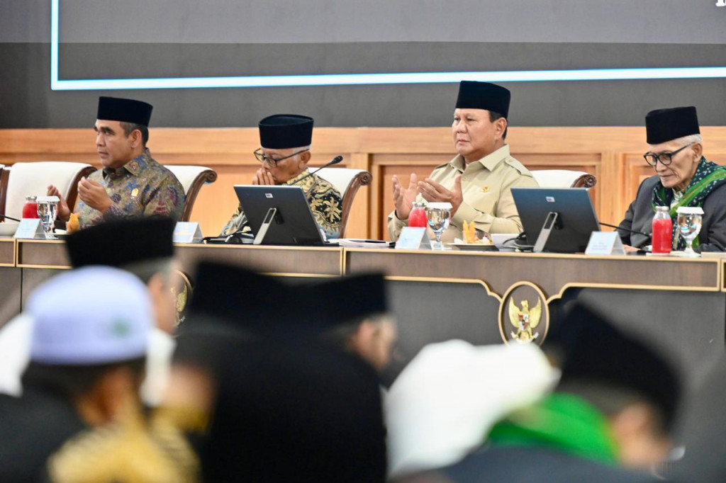 Presiden Prabowo Subianto berbuka puasa bersama sejumlah tokoh dan pimpinan organisasi Islam di Istana Merdeka Jakarta, pada Kamis malam, 5 Maret 2026. 
