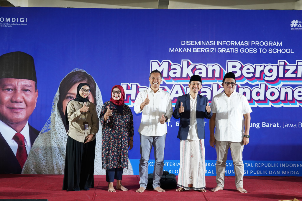 Program ini juga dimanfaatkan untuk mengedukasi anak-anak mengenai pentingnya pemenuhan gizi bagi pertumbuhan. Selain itu, kegiatan tersebut menjadi momentum pengenalan Peraturan Menteri Komunikasi dan Digital Nomor 9 Tahun 2026 yang diluncurkan pada hari yang sama oleh Menteri Komunikasi dan Digital Meutya Hafid.