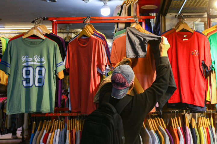 Menjelang Hari Raya Idulfitri 1447 Hijriah yang tinggal sekitar dua pekan lagi, kios-kios penjual pakaian bekas berkualitas dengan harga terjangkau dipadati pembeli yang berburu kebutuhan sandang untuk Lebaran. 
