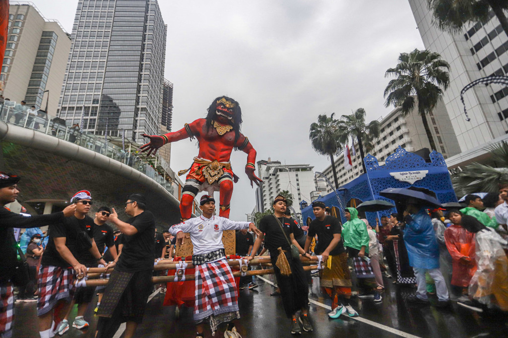Warga mengarak ogoh-ogoh saat pawai budaya di kawasan Bundaran HI, Jakarta, Minggu, 8 Maret 2026. 
