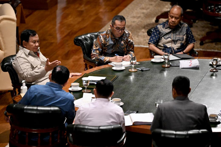  Sekretaris Kabinet Teddy Indra Wijaya dalam keterangan tertulisnya menjelaskan bahwa Kepala Negara memimpin lima rapat berbeda sejak siang hingga malam hari.