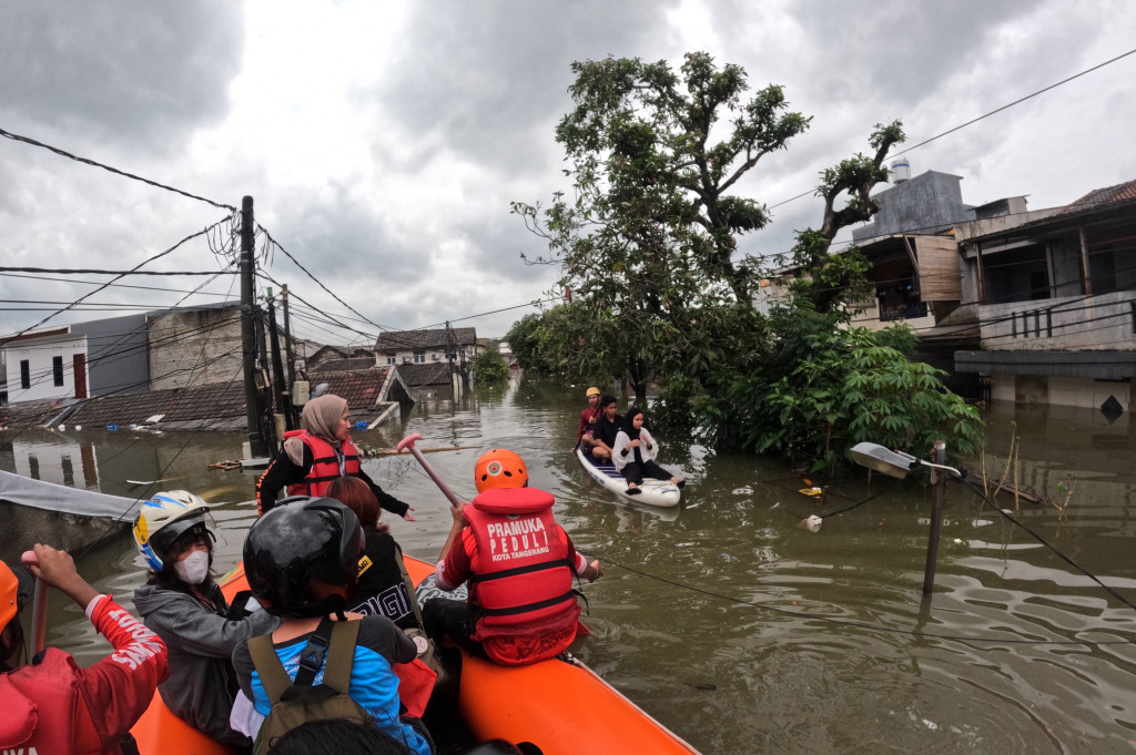 Banjir kembali menerjang kawasan Perumahan Periuk Damai, Kota Tangerang, Banten, Minggu, 8 Maret 2026.

