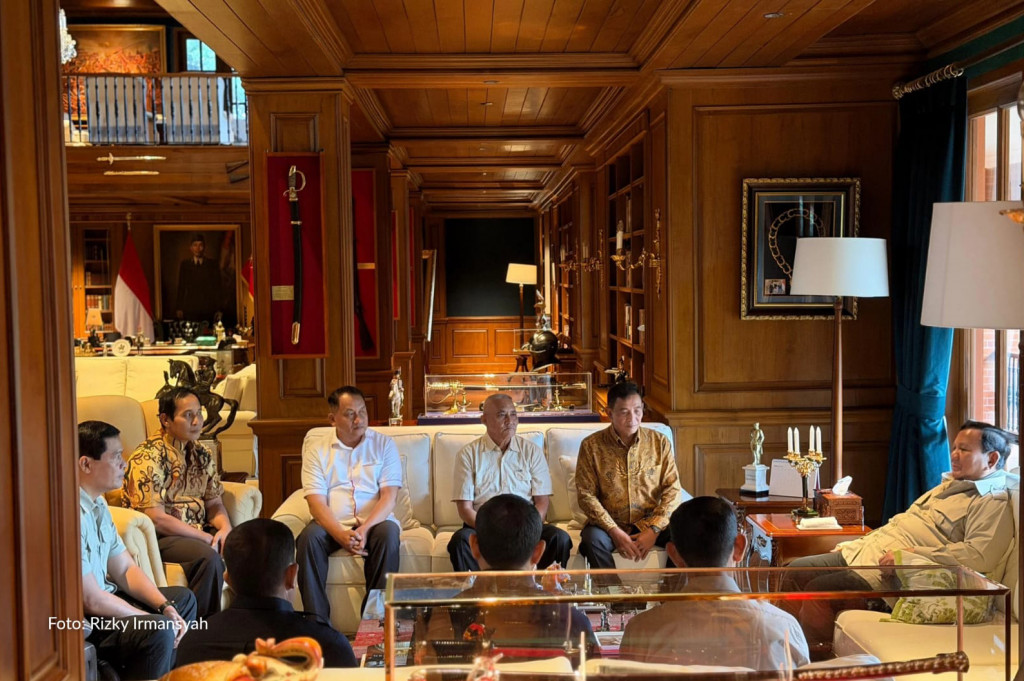 Presiden Prabowo Subianto menggelar pertemuan hangat bersama para mantan ajudan dan pengawal yang pernah mendampinginya semasa berdinas di TNI. 
