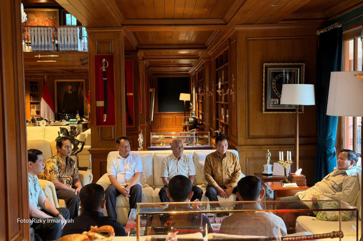 Presiden Prabowo Subianto menggelar pertemuan hangat bersama para mantan ajudan dan pengawal yang pernah mendampinginya semasa berdinas di TNI. 