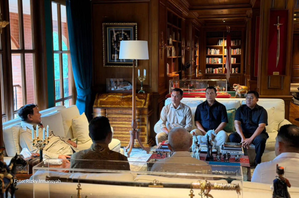 Dalam suasana penuh keakraban, para mantan pengawal juga berbagi kisah perjalanan hidup mereka. Salah satunya bahkan bercerita tentang perhatian Presiden Prabowo terhadap pendidikan keluarga para prajurit yang pernah mendampinginya. 