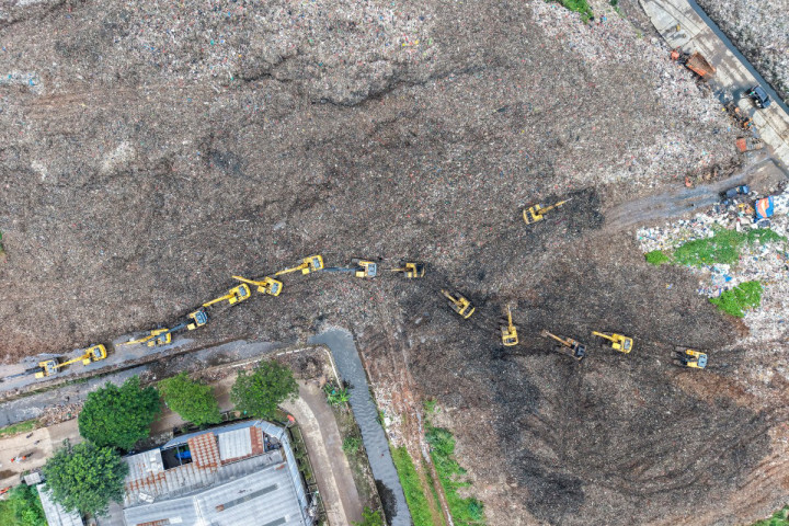 Basarnas DKI Jakarta mencatat ada 13 orang menjadi korban longsoran gunung sampah. Empat orang yang selamat yakni Budiman, Joha, Safifudin, dan Slamet.