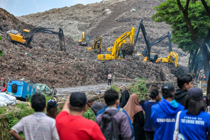 Hingga kini, kata dia, petugas masih mencari empat orang lagi yang diduga masih tertimbun. 