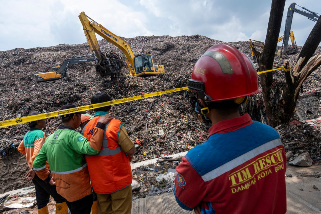 Badan Nasional Pencarian dan Pertolongan (Basarnas) DKI Jakarta kembali menemukan jasad korban yang tertimbun longsoran gunungan sampah di Tempat Pengolahan Sampah Terpadu (TPS) Bantargebang, Desa Ciketing Udik, Kecamatan Bantargebang, Kota Bekasi, Jawa Barat.