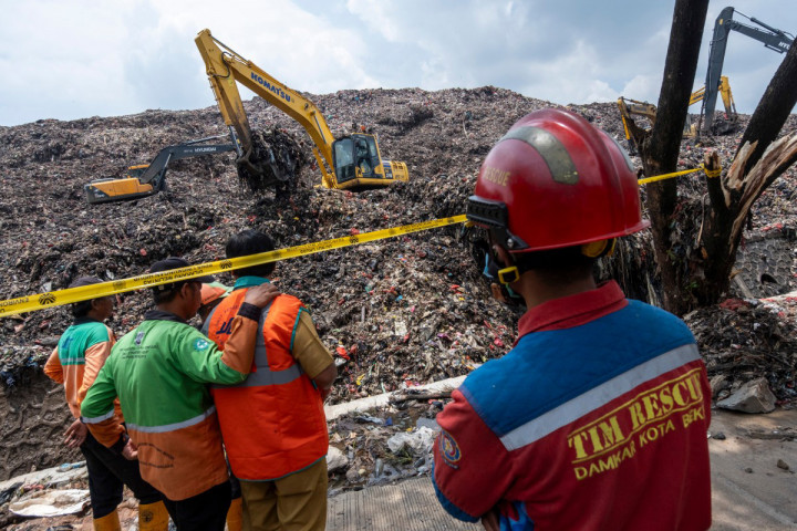 Badan Nasional Pencarian dan Pertolongan (Basarnas) DKI Jakarta kembali menemukan jasad korban yang tertimbun longsoran gunungan sampah di Tempat Pengolahan Sampah Terpadu (TPS) Bantargebang, Desa Ciketing Udik, Kecamatan Bantargebang, Kota Bekasi, Jawa Barat.