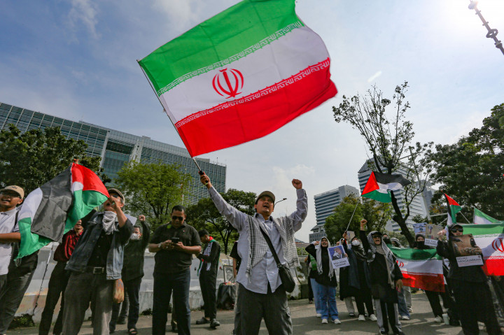 Pengunjuk rasa dari sejumlah organisasi, di antaranya Aliansi Anti-Zionis dan Komite Solidaritas Palestina Yaman, menggelar aksi demonstrasi di depan Kedutaan Besar Amerika Serikat di Jakarta, Senin, 9 Maret 2026. 