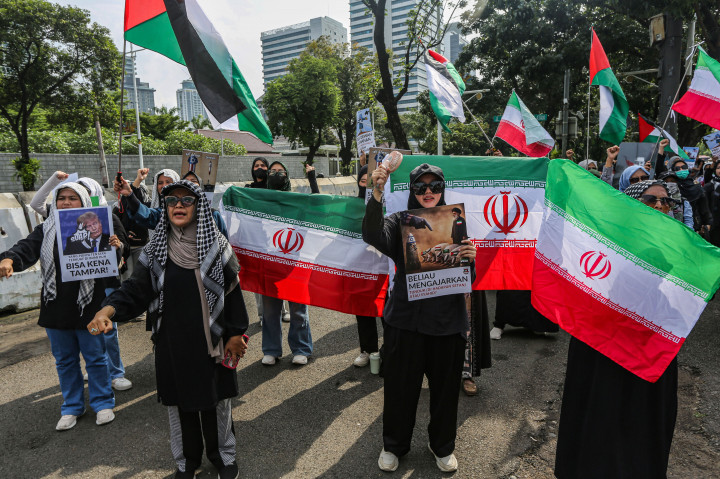 Aksi itu juga menjadi bentuk solidaritas terhadap Iran dan penolakan terhadap intervensi asing di kawasan Timur Tengah.