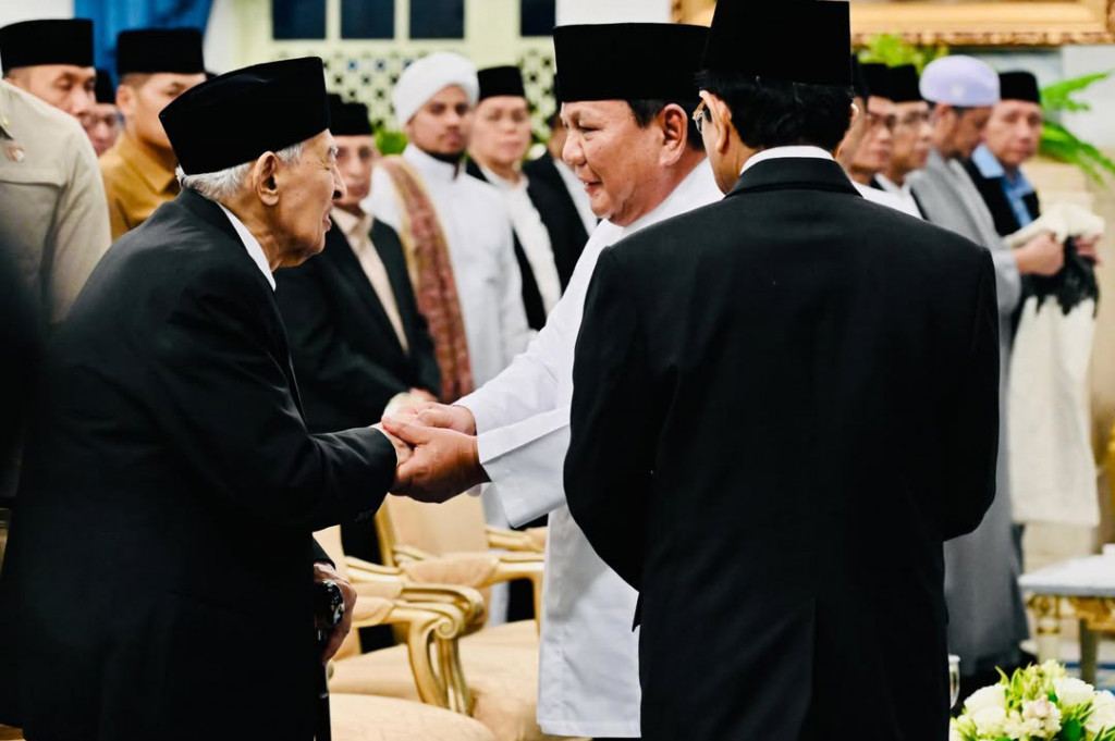 Lebih lanjut, Kepala Negara menegaskan bahwa tugas utama pemerintah adalah melindungi seluruh rakyat Indonesia tanpa memandang latar belakang suku, agama, maupun ras. 